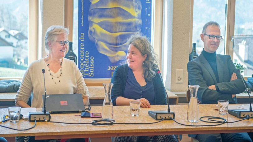 Vorfreude: An einer Medienkonferenz in Fläsch kündigt die künstlerische Leiterin Julie Paucker (Mitte) das Programm des Schweizer Theatertreffens in Chur und Liechtenstein an. Weiter im Bild sind die Präsidentin des Schweizer Theatertreffen Ute Haferburg (links) und der Intendant des ebenfalls beteiligten TAK Theaters Liechtenstein, Thomas Spieckermann. 

