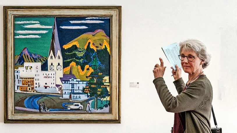 Kirchner, der übrigens selber Architekt war, scheint fasziniert gewesen zu sein vom St. Johann-Kirchturm. Barbara Ryf ging auf die Entstehung des «verdrehtesten Davosers» ein und analysierte zusammen mit der Teilnehmendenschar das Gemälde, das mit seinem zweigeteilten Himmel einige Fragen offen lässt.