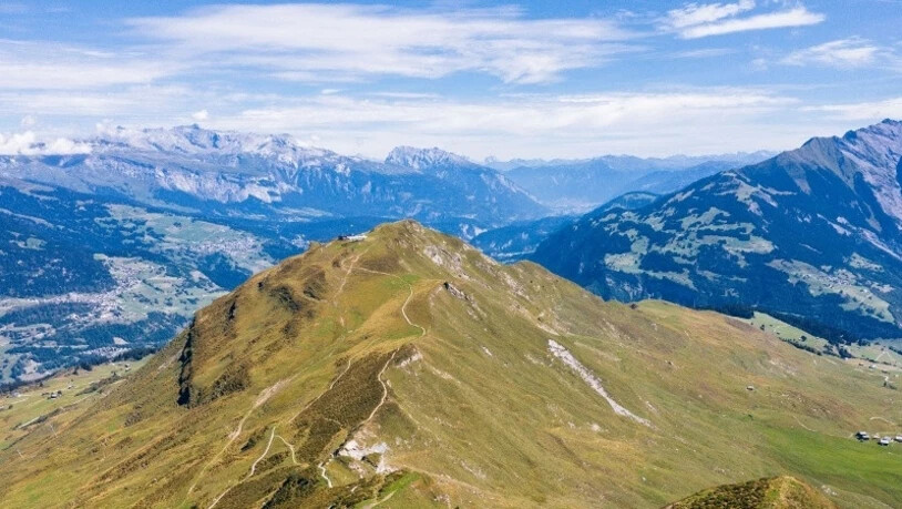 Die «Bündner Rigi»: Vom Piz Mundaun (Bildmitte) lässt sich die Aussicht in die Val Lumnezia, in die Surselva und auf Ilanz geniessen.