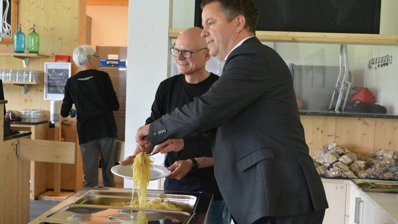 Eröffnung: Stefan Pfister (links) und Cyrill Ackermann schöpfen im Temporär-Restaurant «4Reasons» ein Essen aus.
