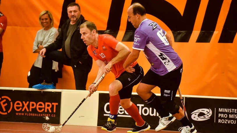 Zurück auf dem Feld: Alex Matt (links) nimmt am Legendenspiel gegen den HC Davos teil.