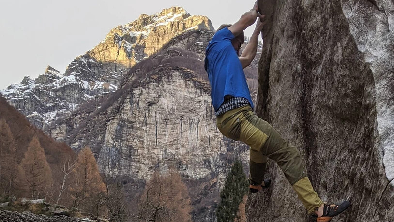 Konzentration und Kraft: David Schaurecker, Mitglied vom Verein Misoxperience, sucht an einem Felsen in Verzasca nach dem nächsten Schritt.
