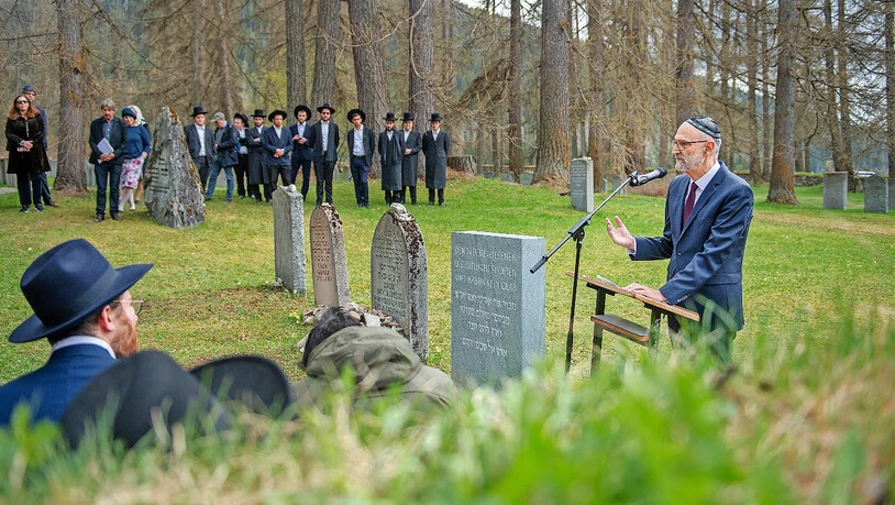 Auf den Tag genau 77 Jahre nach dem Ende des Zweiten Weltkriegs weite Ralph Levin, Präsident des SIG, auf dem jüdischen Friedhof einen Gedenkstein ein.  
