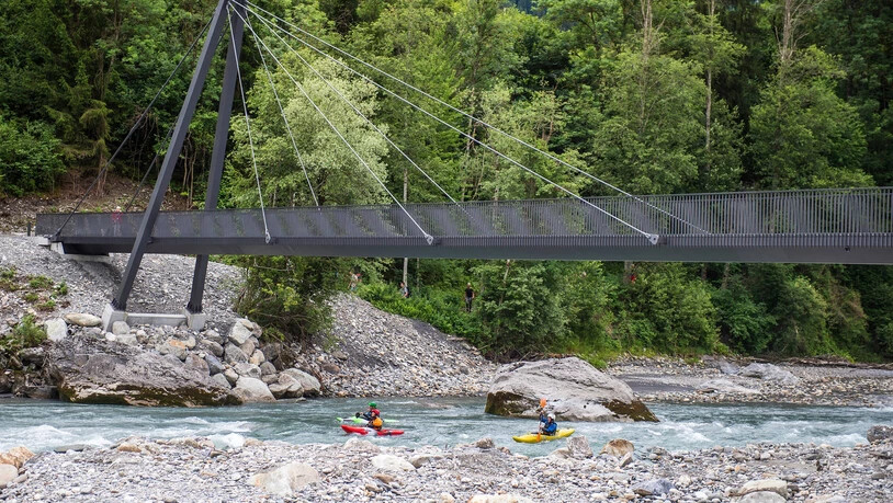 Freie Fahrt für Velo und Co.: Nicht nur Velofahrerinnen geniessen die Brücke, auch Kanufahrer wenn sie unter ihr den Vorderrhein entlang fahren.