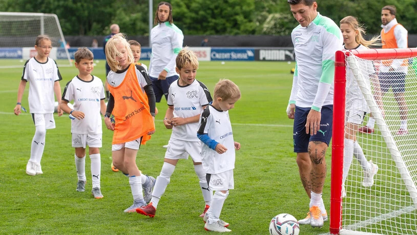 Grosses Training: Zu Beginn durften Kinder mit der Nationalmannschaft, unter anderen mit Steven Zuber (Bild), trainieren.