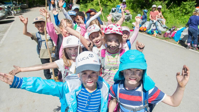 (Fast) niemand ist zu jung: Die Kindergärtler vom Kindergarten Boletta 2 und Loe 3 sind nach der Maiensässfahrt 2019 glücklich.