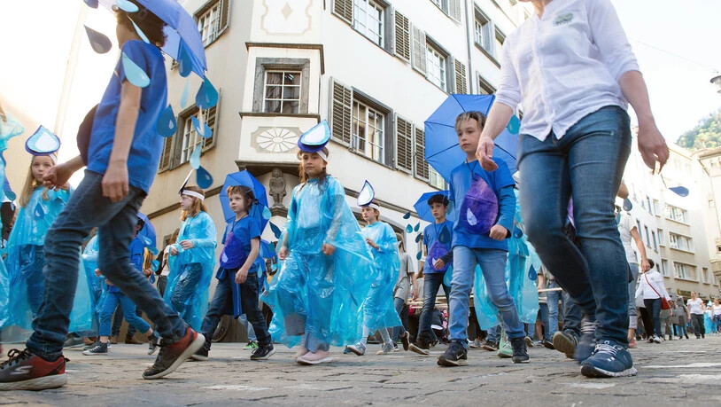 «Nasse» Angelegenheit:  Der letzte verkleidete Umzug durch die Churer Altstadt fand unter dem Motto «Wasser» statt.