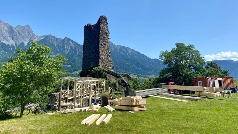Aufbauarbeiten: Nach zwei Jahren Pause bringt das Open Air wieder Leben in die Burgruine Freudenberg bei Bad Ragaz.