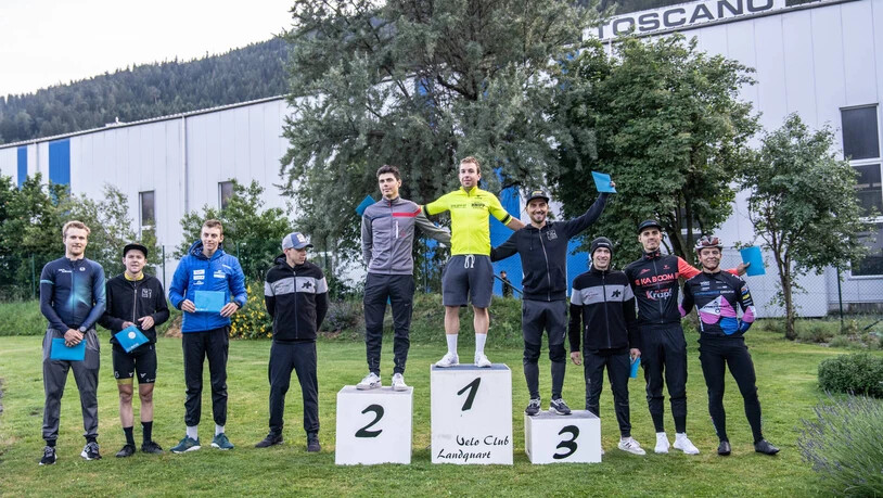 Siegerpodest: Nico Tambarikas triumphiert vor Fabio Spena (links) und Nino Schurter auf Rang 3.