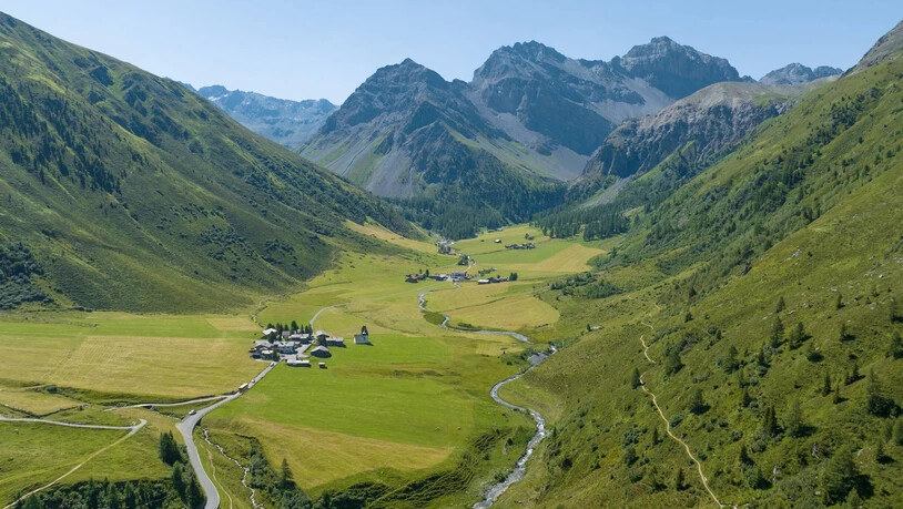 Kein Konflikt mehr mit dem Bikesport: Mitte Juni haben am Davoser Rinerhorn (rechts) die Arbeiten am neuen Wegabschnitt für Wanderinnen und Wanderer begonnen.