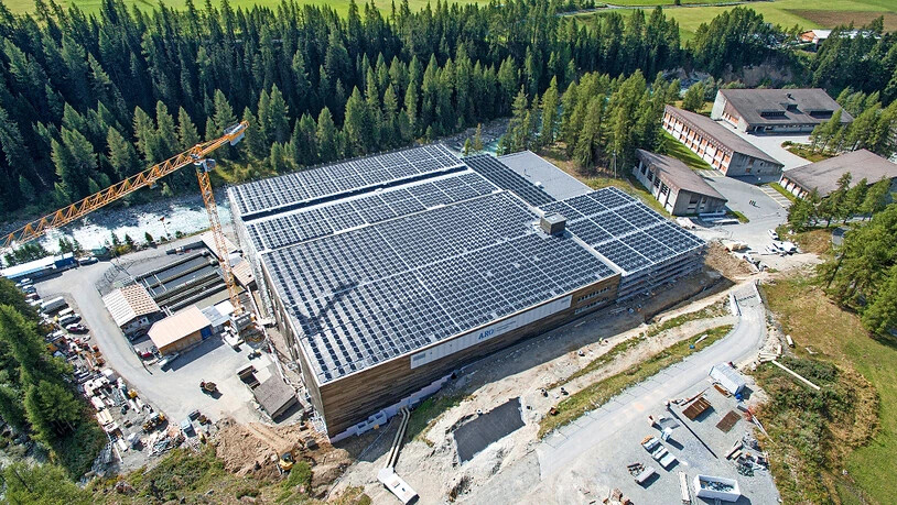 Nachhaltig: Das Dach der regionalen ARA Oberengadin ist mit Solarpanels bedeckt.