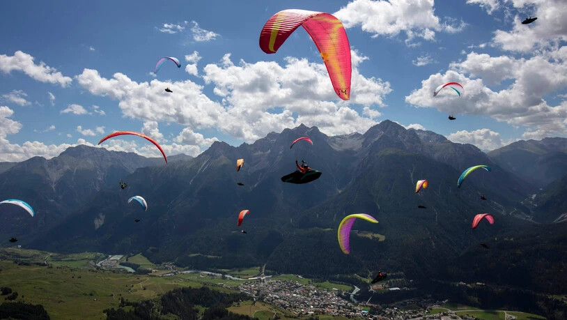 Ab in die Lüfte: 88 Pilotinnen und Piloten nehmen diese Tage an den Paragliding-Schweizer-Meisterschaften  in Scuol teil.