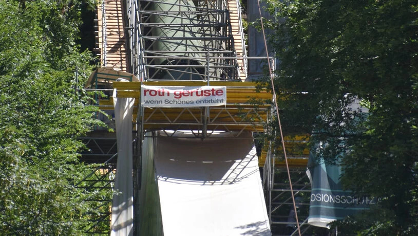 Eingepackt: Die Druckleitung in Schwanden ist eingerüstet und mit einer weissen Plane überdeckt, damit beim Abstrahlen des alten Korrosionsschutzes keine Staubpartikel in die Umwelt entweichen können.