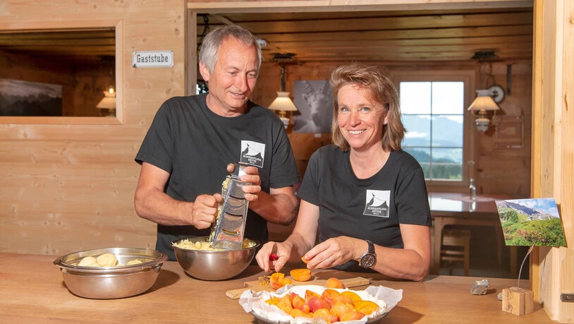 Ein gutes Team: Hanspeter und Petra Dal Ponte rüsten zusammen das Mittagessen und den Zvieri für die Gäste der Schesaplanahütte oberhalb von Seewis im Prättigau. 