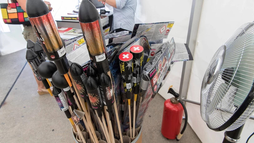 Im Kanton Glarus herrscht derzeit grosse Waldbrandgefahr: Das Abbrennen von Feuerwerk ist verboten, der Kauf und der Verkauf sind es allerdings nicht.