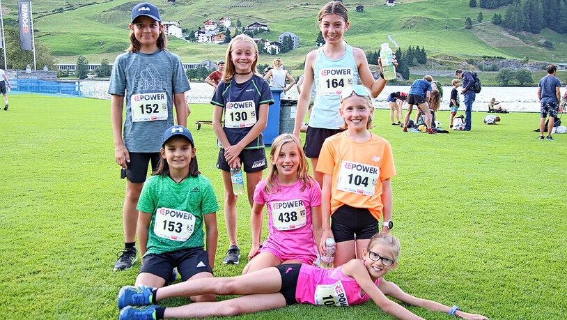 Nach einem Getränk am Ziel waren sie wieder fit:Gabriel, Madlaina, Janina (hinten v.l.), Rafael, Leonie, Fiona (Mitte v.l.) und Elin.