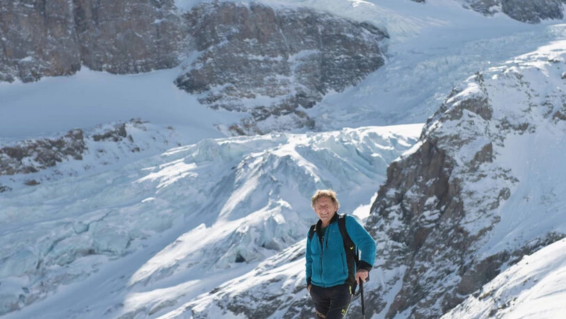 Mann der Berge: Der Glarner Bergführer Hans Rauner über die Gefahren, welche die Gletscherschmelze, im Hintergrund der Bifertenfirn, 
mit sich bringt.