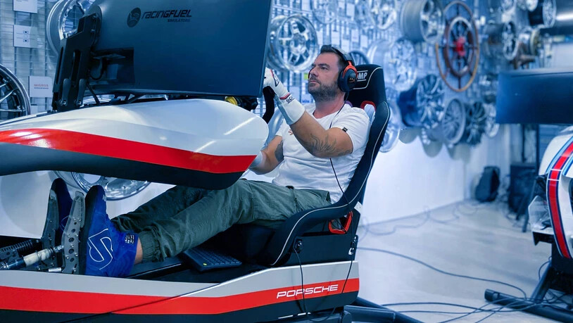Am Simulator: Im Verkehrshaus Luzern fährt der Glarner Renato Breny im Simulator der Racing Fuel Academy AG.