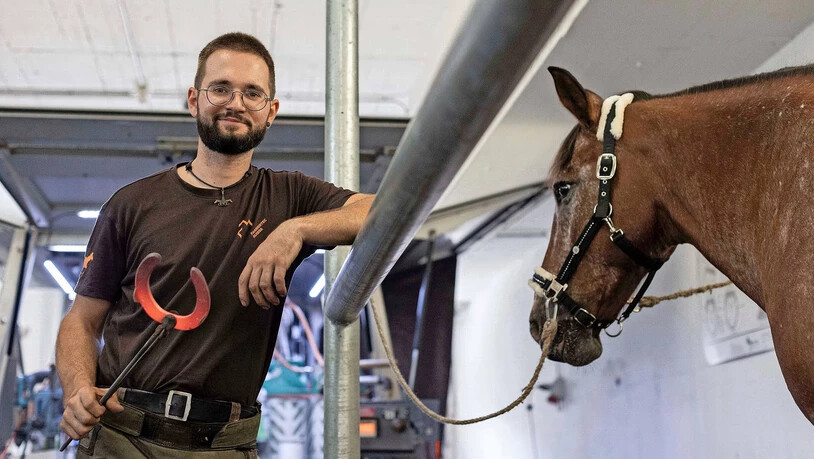 Altes Handwerk: «Dass man mit kleinen Eingriffen einem Pferd sehr gut helfen kann, finde ich schön», sagt der angehende Hufschmied Pascal Schwitter.