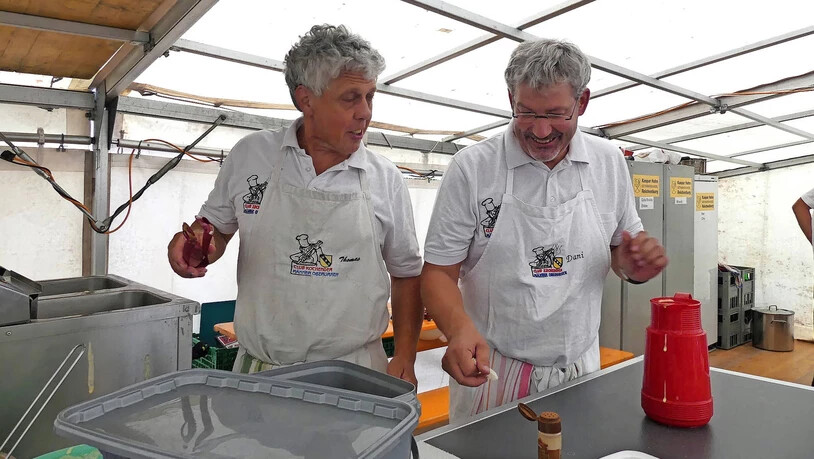 Ein Höhepunkt des Dorflebens: Der Club der kochenden Männer sorgt für das Risotto ...