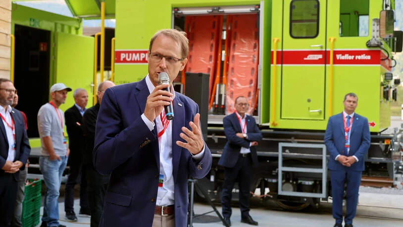 Feierlich eingeweiht: Am Freitag, 2. September wurden die neuen Fahrzeuge den Feuerwehren Klosters-Serneus und Zernez übergeben. RhB-Direktor Renato Fasciati war mitten im Geschehen.
