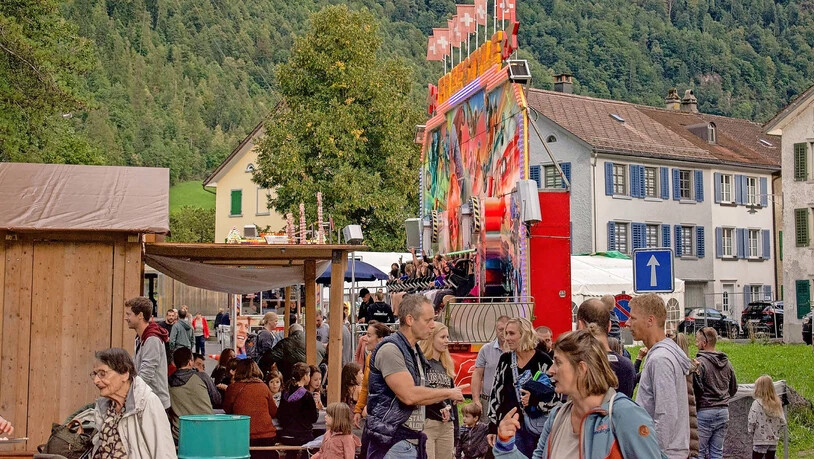 Auf ins Chilbigewimmel: Die Chilbi Ennenda gibt Gelegenheit für einen Austausch unter Einwohnerinnen und Besuchern und lädt sie zu kulinarischen Leckerbissen ein.