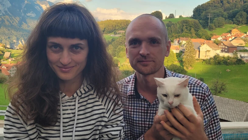 Auch wenn es nicht so aussieht: Kätzchen Lila fühlt sich in Filzbach bei Maria Pohorielova und Oleksii Skorokhod wohl und hat die Flucht gut überstanden. 