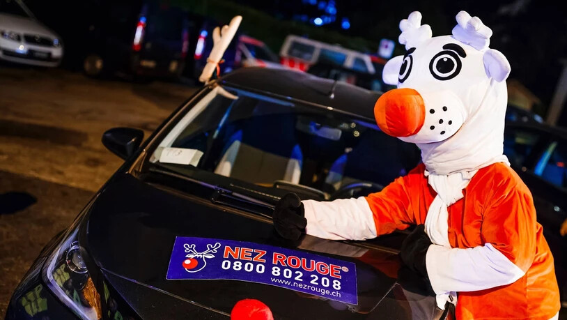 Die Heimfahraktion Nez Rouge hat auch ein Maskottchen: Hier ist Rudolf das rotnasige Rentier bei einem Einsatz in Genf zu sehen, wo er mithelfen will, Angetrunkene sicher nach Hause zu bringen. 