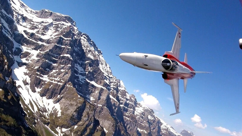 Der Flugplatz Mollis aus der Kampfjet-Perspektive: Die Schweizer Kunstflugstaffel Patrouille Suisse trainiert regelmässig ihre spektakuläre Formationen im engen Glarner Bergtal.