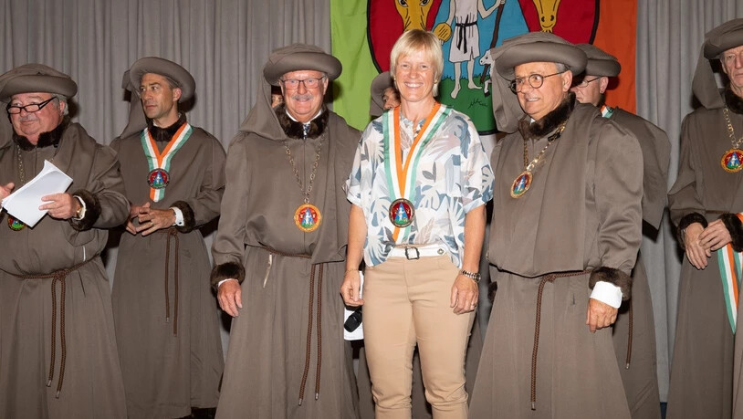 Unter Käseliebhabern: Ursula Marti bekommt das Ordensband der Bruderschaft Saint-Uguzon.