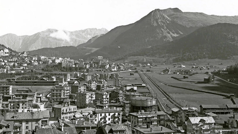 Davos um 1940. Gut zu sehen ist hier der Gaskessel, der sich direkt neben dem RhB-Geleise befand.