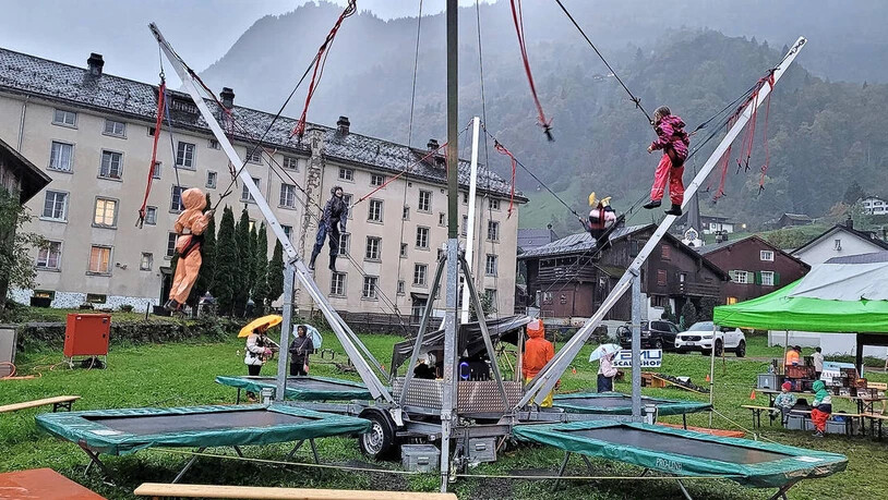 Dem Wetter zum Trotz: Kinder hüpfen im Regen den ganzen Tag auf und ab.