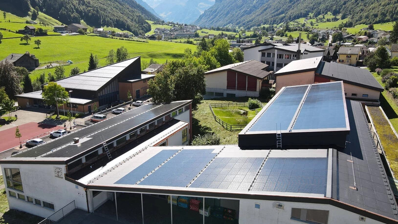 In Betrieb: Die Solaranlage auf dem Dach des Primarschulhauses in Schwanden gehört zu den leistungsstärksten in Glarus Süd.
