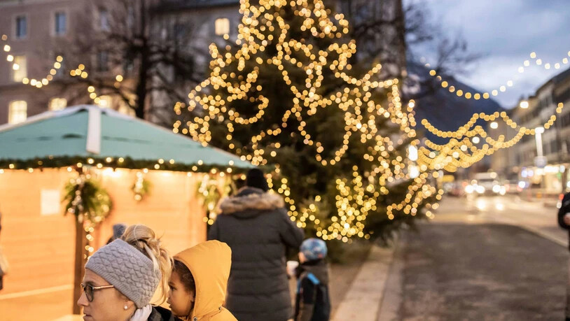 Kein strahlender Christbaum vor dem Rathaus: Der Glarner Regierungsrat will Vorbild sein und verzichtet auf die Weihnachtsbeleuchtung. 