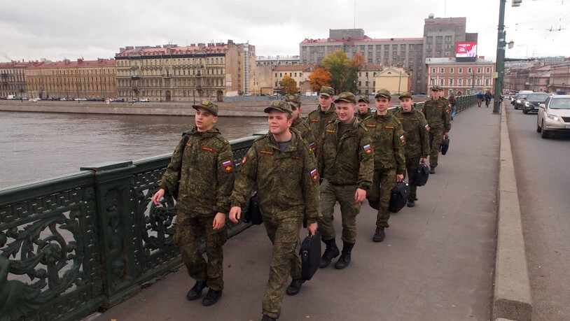 Junge russische Soldaten in St. Petersburg.
