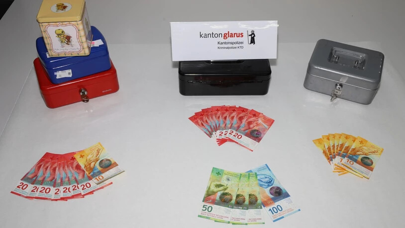 Ausbeute: Bei der Durchsuchung stellt die Kantonspolizei Glarus leere Geldkassetten, Bargeld und weitere verdächtige Gegenstände sicher.