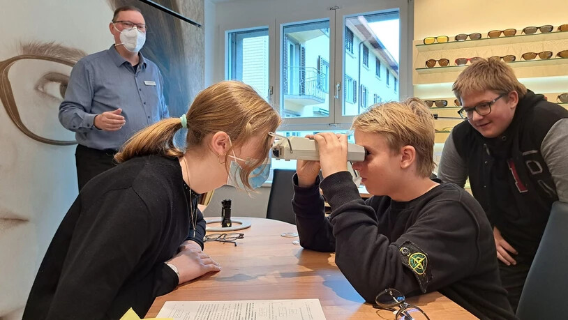 Tiefer Einblick: Einige Schulkinder schnupperten als Augenoptiker beziehungsweise Augenoptikerin.