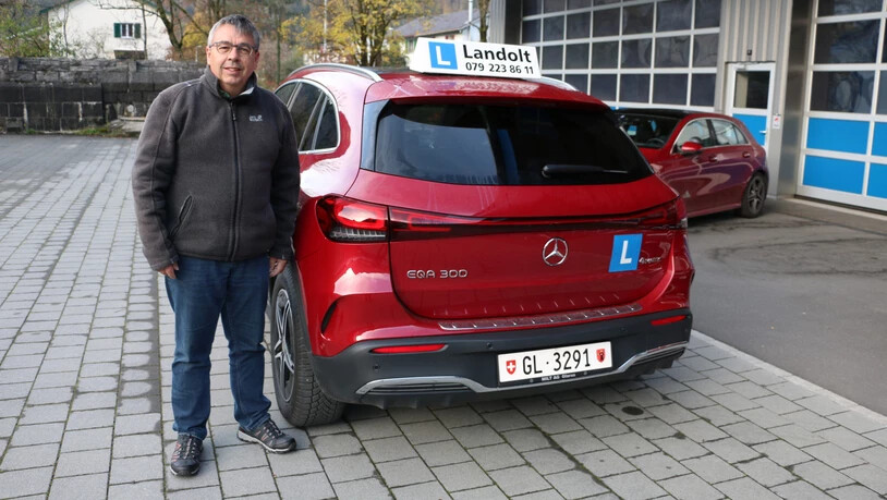 Wo ist der Auspuff? Sepp Landolt hat als erster Glarner Fahrlehrer ein Elektroauto und fährt damit ohne Ladepause mehr als 400 Kilometer weit. 