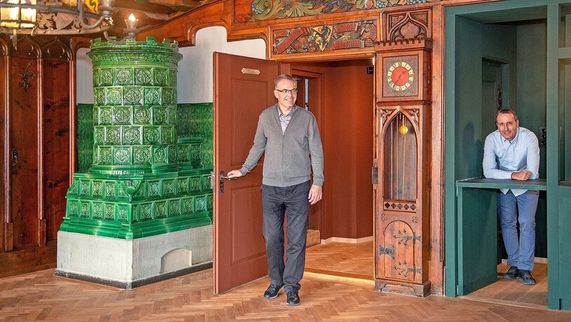 Kurz vor der Wiedereröffnung: Dompropst Albert Fischer (links) und Architekt Vincenzo Cangemi zeigen die «Hofkellerei» im historischen Turmhaus.

