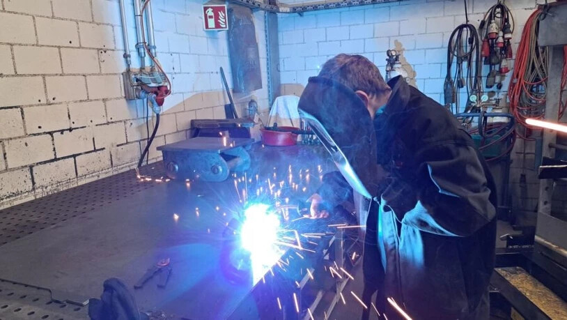 Funkenregen: Die Jugendlichen bekommen einen Einblick in das Berufsleben eines Landmaschinenmechanikers.