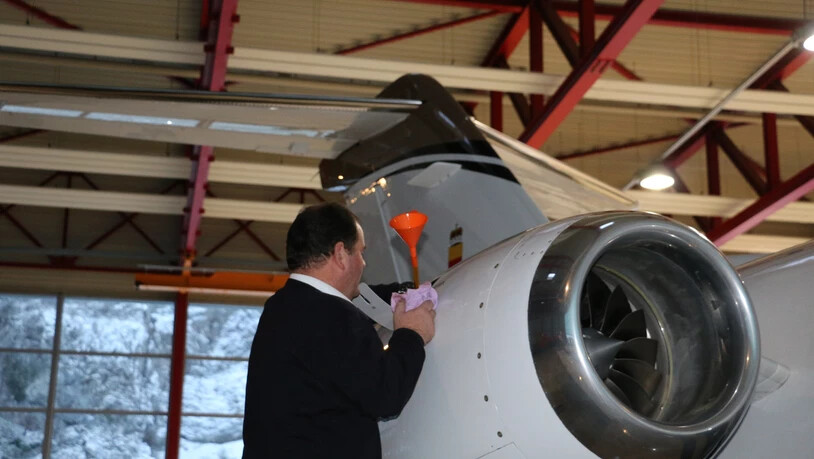 Körperliche Arbeit: Als Privatjet-Pilot ist man meistens selbst für das Flugzeug verantwortlich. Das Öl prüft Daniel Müller selbstständig.