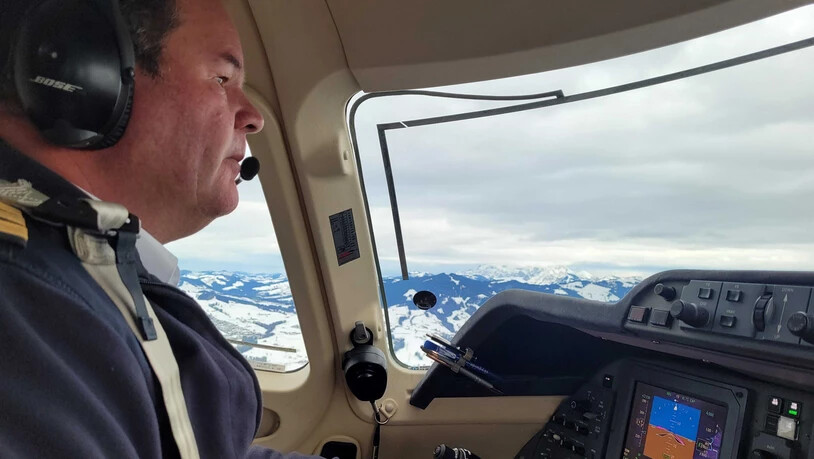 Voller Konzentration: Pilot Daniel Müller steuert das Flugzeug in Richtung des Glarnerlands. 