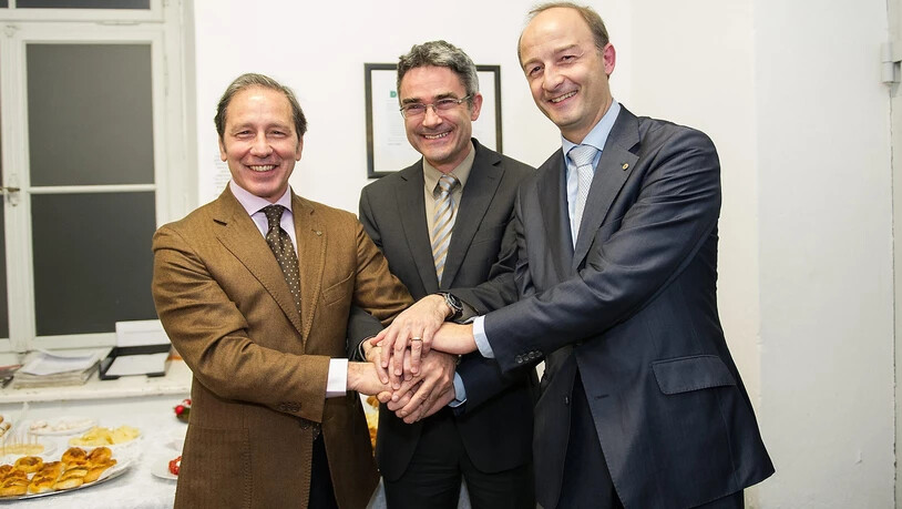 Besuch aus dem Süden: Der italienische Botschafter Cosimo Risi (links) schaute sich mit Mario Cavigelli und Stadtpräsident Urs Marti am 20. November 2013 das italienischen Konsulat in Chur an.