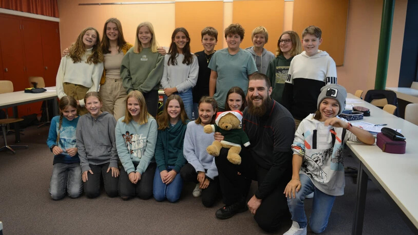 Wieder glücklich vereint: Lokführer Fernando Sigrist bringt der Schulklasse ihr Maskottchen zurück.