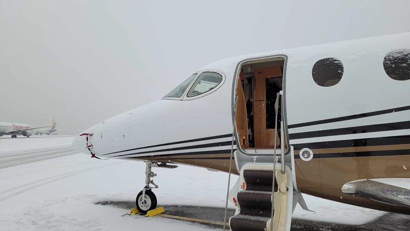 Am Ziel angekommen: In Stuttgart wartet das Flugzeug auf der verschneiten Piste auf den Rückflug. 