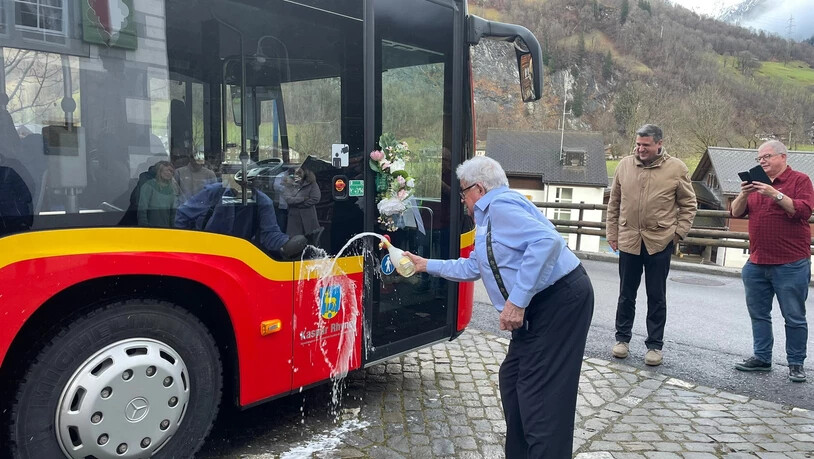 Stolzer «Busbesitzer»: Kaspar Rhyner tauft den Sernftalbus auf seinen Namen.