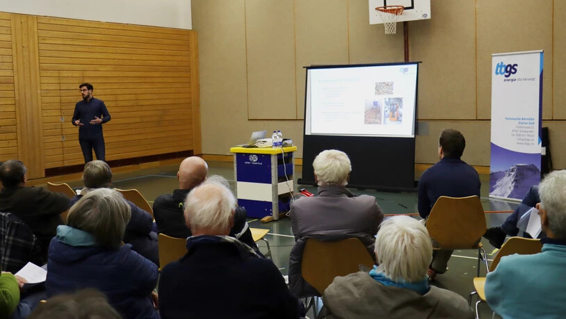 Aus erster Hand: Sven Streiff, Leiter des Bereichs Fernwärme der TBGS, informiert Interessierte zum geplanten Fernwärme-Netz in Engi.