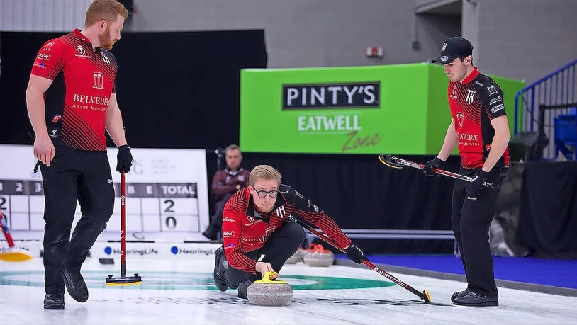 Zurück auf dem Eis: Nach seiner schweren Schulterverletzung im August gibt Marco Hösli (Mitte) im kanadischen Oakville sein Comeback.