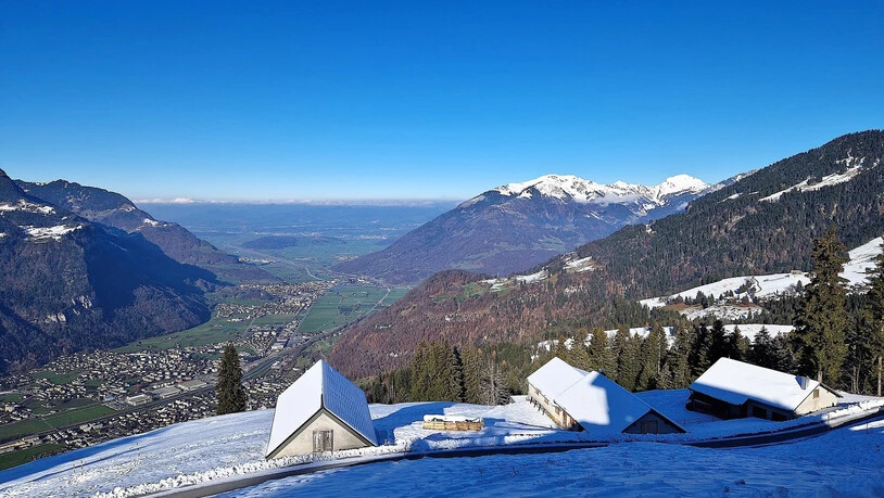 Bald ist im Glarnerland alles weiss: Am Donnerstag hat es auf der unteren Fronalp nur wenig Schnee und im Tal überhaupt noch keinen – das soll sich an diesem Wochenende aber ändern.