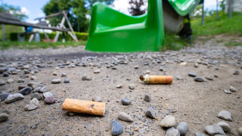Achtlos weggeworfen: Auf fast jedem Spielplatz findet man Zigarettenstummel. 